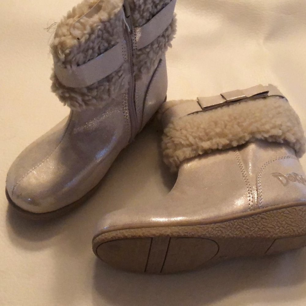 Boots Dora toddler girls new size 9M faux fur lining gold fabric upper zipper
